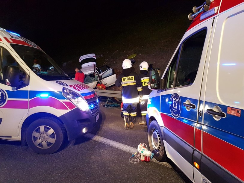 Piesza zginęła na miejscu. Jej ciało wpadło do auta, kierowca został poważnie ranny / Fot: PSP Morawica /Informacja prasowa