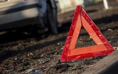 Pieszego potrącił samochód, później przejechało go drugie auto. Policja szuka kierowców