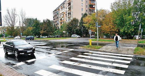 Pieszy na pasach z wysepką /Motor