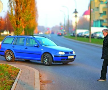 Pieszy przechodzący poza „zebrą”