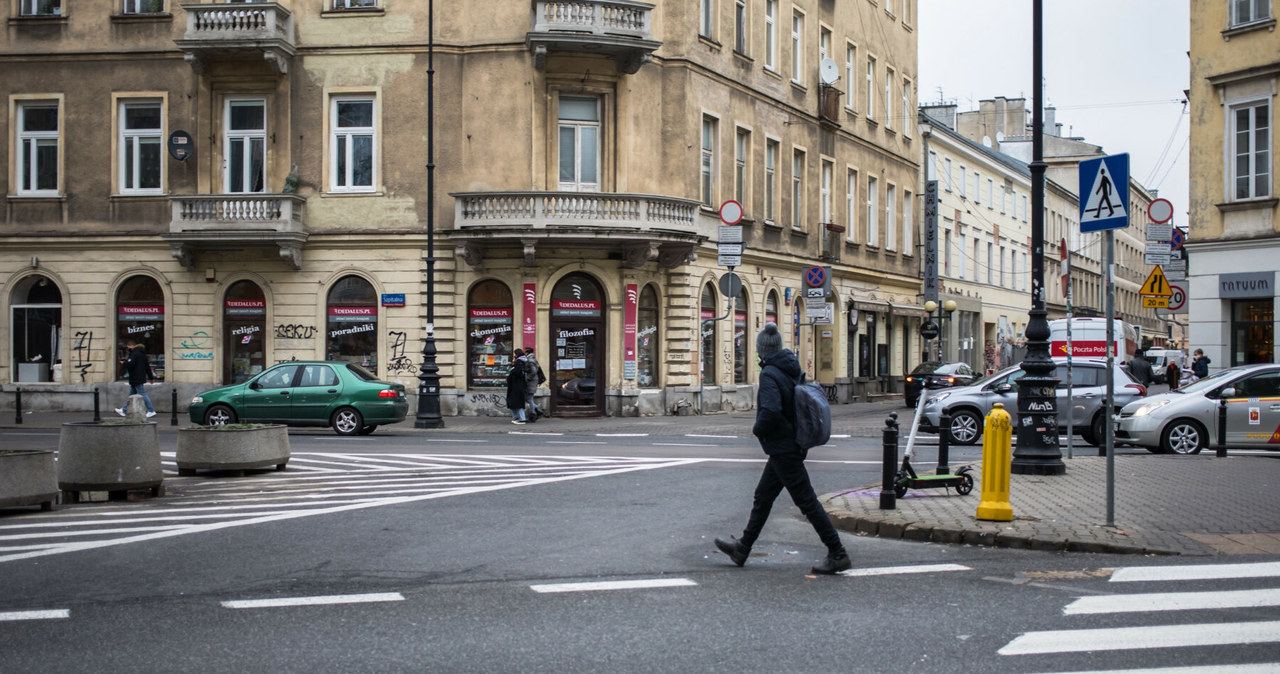 Pieszy przechodzący przez drogę poprzeczną ma pierwszeństwo nawet jeśli nie ma tam przejścia /Adam Burakowski/REPORTER /East News