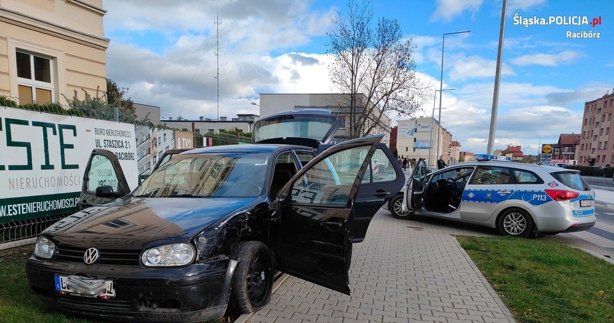 Pieszy z refleksem kaskadera. Scena jak z filmu podczas pościgu /Policja