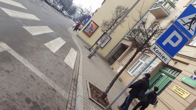 Pieszym wchodzącym na przejście należy ustąpić pierwszeństwa /INTERIA.PL