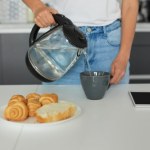 Pij codziennie na czczo, koniecznie na ciepło. Trawienie się poprawi, łatwiej zrzucić kilogramy