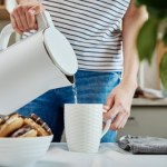 woda z miodem Pij na czczo i koniecznie na ciepło. Oczyszcza organizm, dodaje energii i poprawia kondycje skóry