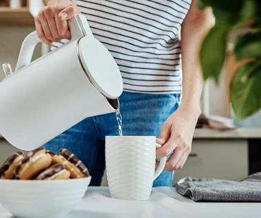 Pij na czczo i koniecznie na ciepło. Oczyszcza organizm, dodaje energii i poprawia kondycje skóry