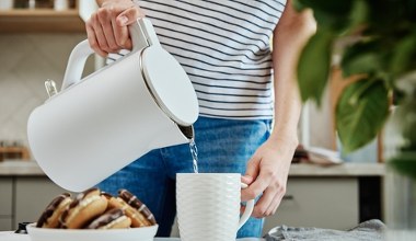 Pij na czczo i koniecznie na ciepło. Oczyszcza organizm, dodaje energii i poprawia kondycje skóry