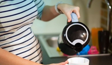 Pij na czczo i przed snem. Oczyszcza organizm, świetnie nawadnia i redukuje stres