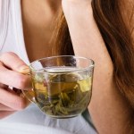 Pij na czczo każdego dnia. Poprawisz metabolizm i pokonasz zaparcia