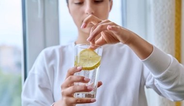 Pij rano, jeśli chcesz spłycić zmarszczki. Dodaje energii, odmładza i nawilża skórę