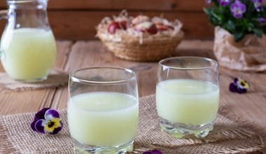 Pij samą lub miksuj z owocami. Ma niewiele kalorii, daje uczucie sytości, dba szczupłą talię