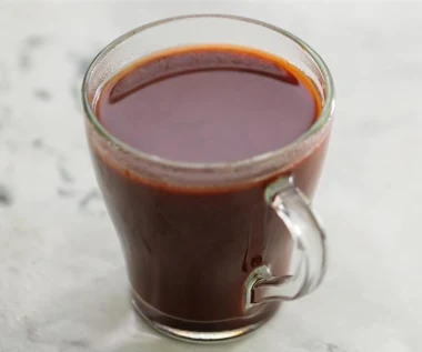 Pij szklankę dziennie, by jelita i wątroba dobrze pracowały. Wspiera zdrowie kości, dodaje skórze blasku