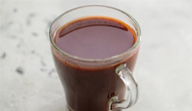 Pij szklankę dziennie, by jelita i wątroba dobrze pracowały. Wspiera zdrowie kości, dodaje skórze blasku