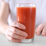 sok pomidorowy a zdrowie Pij szklankę tego soku dziennie. Może pomóc obniżyć ciśnienie i cholesterol