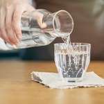 Pij wodę i się nie stresuj. Lepsze nawodnienie to niższy poziom kortyzolu