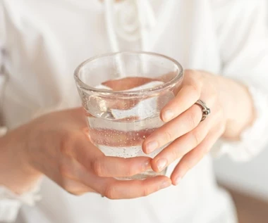 Pij z wodą, najlepiej na czczo. Zbijesz cukier, wysoki cholesterol, jelita zaczną dobrze pracować 