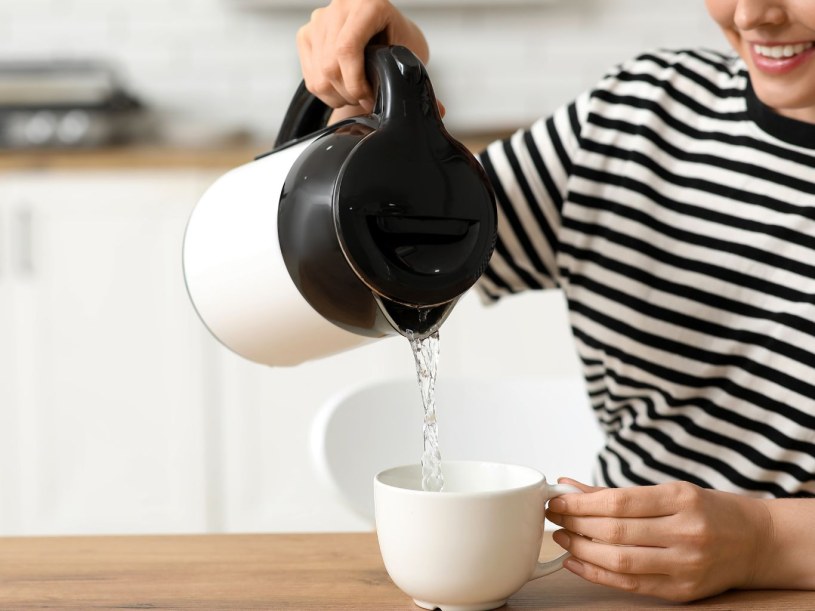 Pij z wodą tuż po przebudzeniu. Dobrze się nawodnisz, cukier szybko unormuje, metabiozom przyspieszy