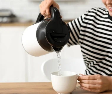 Pij z wodą tuż po przebudzeniu. Dobrze się nawodnisz, cukier szybko unormuje, metabiozom przyspieszy