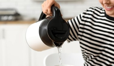 Pij z wodą tuż po przebudzeniu. Dobrze się nawodnisz, cukier szybko unormuje, metabiozom przyspieszy