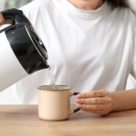 Pij z wodą zaraz po przebudzeniu. Dobrze się nawodnisz, cukier szybko unormuje, metabiozom przyspieszy