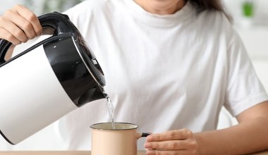 Pij z wodą zaraz po przebudzeniu. Dobrze się nawodnisz, cukier szybko unormuje, metabiozom przyspieszy