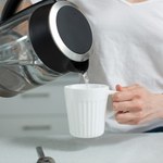 Pij z wodą zaraz po przebudzeniu. Dobrze się nawodnisz, metabiozom przyspieszy, cukier się unormuje
