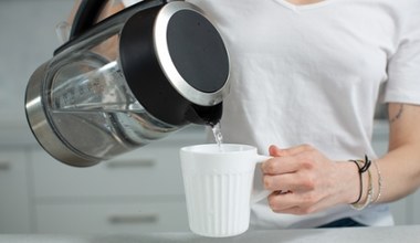Pij z wodą zaraz po przebudzeniu. Dobrze się nawodnisz, metabiozom przyspieszy, cukier się unormuje