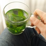 Pij zamiast herbaty nawet trzy razy dziennie. Podziała na jelita, ukoi nerwy, zahamuje napady głodu