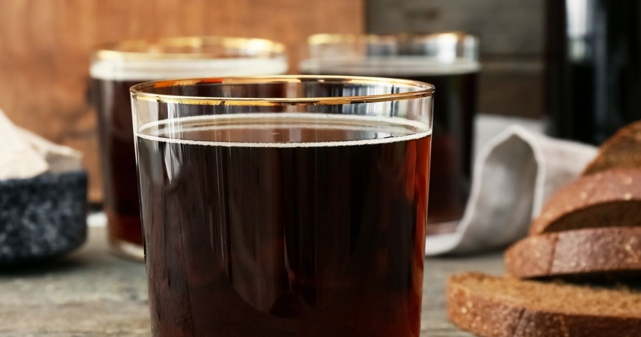 Pij zamiast kawy. Orzeźwia i wspiera pracę jelit / pixelshot /Canva Pro