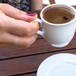 Piją właśnie taką i długo żyją. Sekret greckiej "kawy długowieczności"