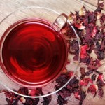 hibiskus Piją zamiast matchy i zwykłej herbaty. Czerwony napar jest cudowny
