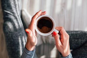 Pijąc kawę o tej porze, pobudzasz kortyzol. Stąd złe samopoczucie i "boczki"