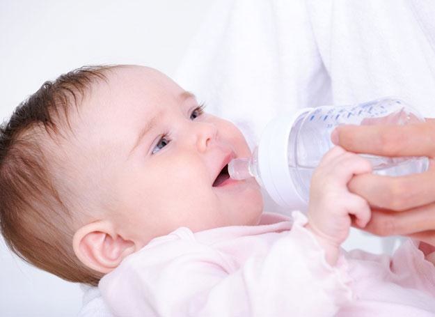 Pijąc mleko mamy, dziecko używa około 40 mięśni twarzy oraz jamy ustnej i języka /&copy; Panthermedia