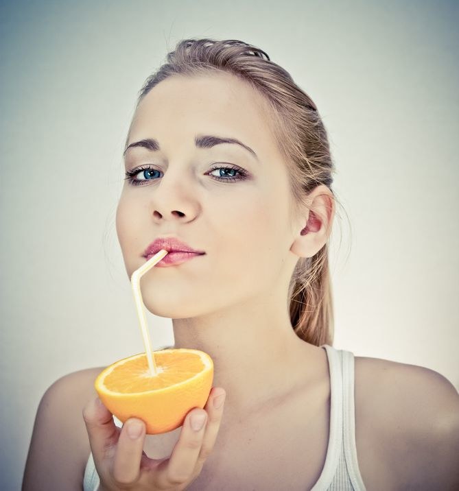 Pijąc sok z pomarańczy, zmniejszysz ryzyko raka piersi i raka jelita grubego /123RF/PICSEL