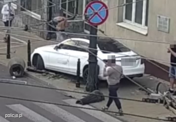 Pijacki rajd przez centrum Lublina zakończył się staranowaniem sygnalizatora, fot. Policja Lublin /