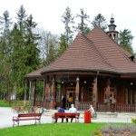 podróż samochodem Pijalnia wód, skansen i czyste powietrze. Tym przyciąga górskie uzdrowisko