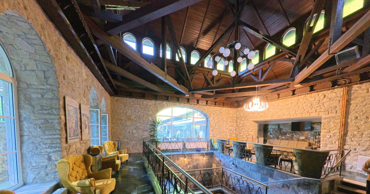 Pijalnia wody mineralnej Anna & Pijalnie Cechini zachwyca wnętrzem, w którym dominuje kamień, marmur oraz drewno /East News