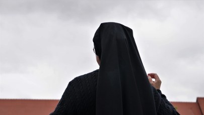 Pijana babcia ubrana w habit nocą jechała do wnuka