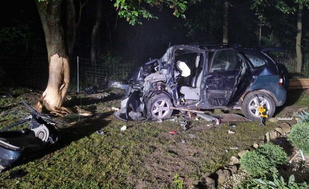 Pijana kierująca i poszukiwany pasażer. Nocna jazda zakończona na drzewie