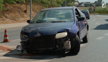 Pijana kobieta rozbiła samochód na barierkach
