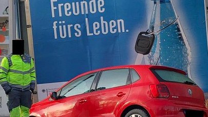 Pijana kobieta staranowała billboard kampanii propagującej trzeźwość