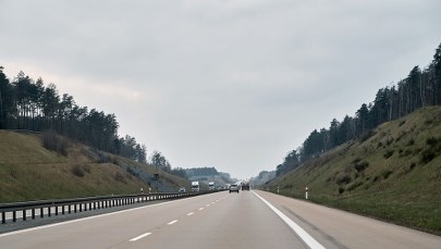 Pijana matka na autostradzie. Jej auto zablokowali inni kierowcy