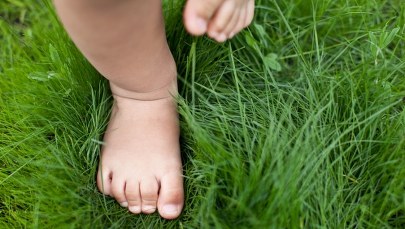 Pijana matka przed policją ukryła dziecko w krzakach 