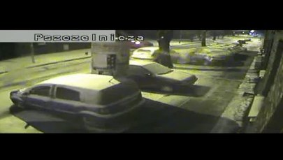 Pijana usiadła za kierownicą. Z impetem uderzyła w zaparkowane auta