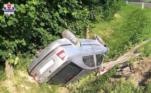 Pijana wiozła dwójkę dzieci. Samochód dachował