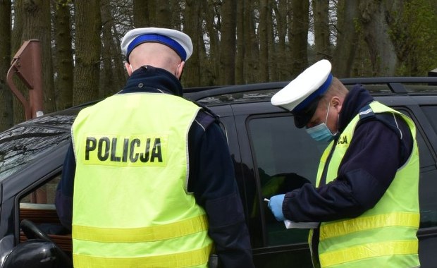 Pijana z alkoholem na kolanach jechała zygzakiem. Kierowca dokonał obywatelskiego zatrzymania 