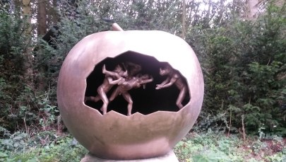 Pijane żaby, seks kościotrupów. Rubaszne rzeźby Brukseli