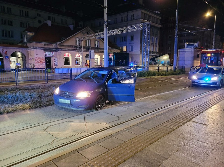 Pijanemu 16-latkowi towarzyszyła równie pijana 30-latka /Policja Praga Północ /Policja