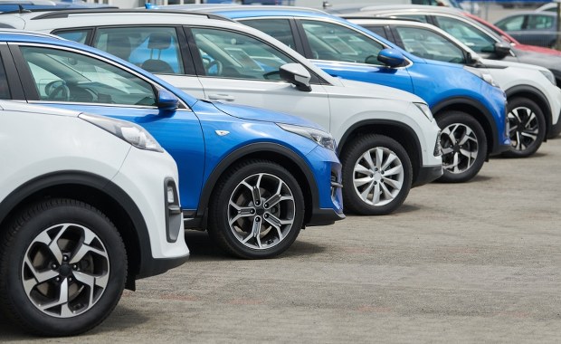 Pijani kierowcy zostawiają po sobie miliony. Skarbówka sprzedaje ich auta za grosze