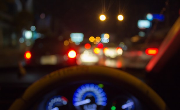 Pijani małżonkowie w aucie. Zamienili się za kierownicą po wjechaniu w słup